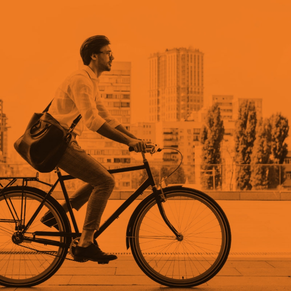 Mann auf Fahrrad zum Thema Karriere